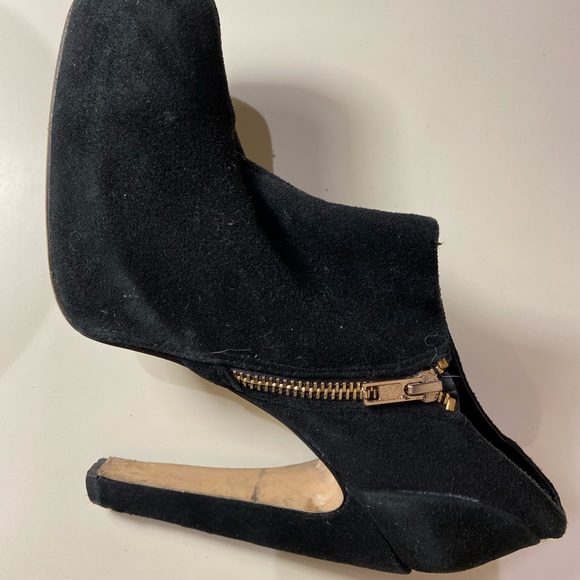 DOLCE VITA SIZE 9 BLACK SUEDE ANCLE BOOTY WITH HEEL - Picture 2 of 5